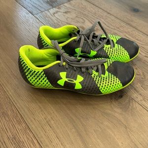 Under Armour soccer cleats size 2 1/2.